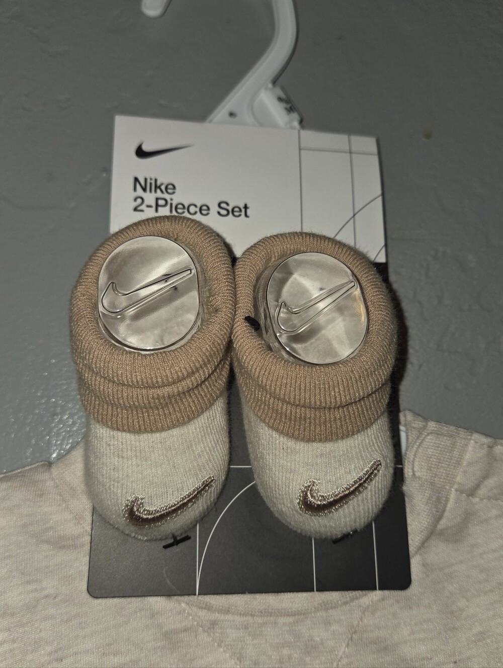 Nike baby onesie with socks Neutral 0-6 Mos New - Picture 3 of 4